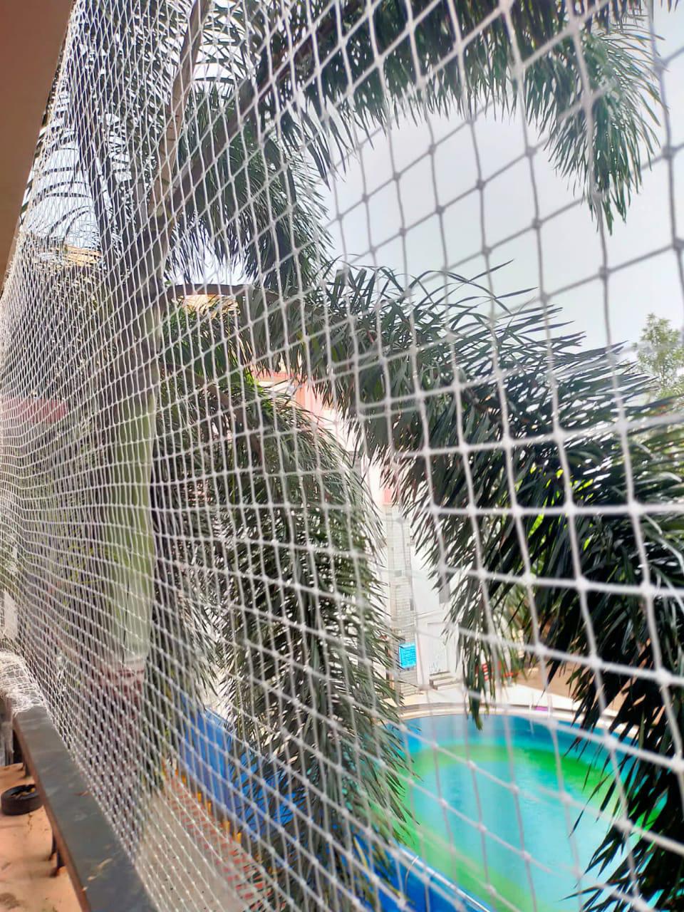 Staircase safety net